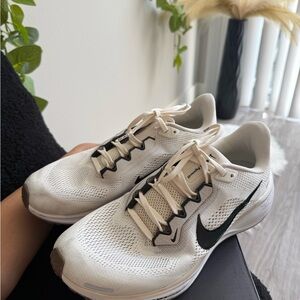 Nike Cream and Black Running Sneakers with Swoosh Detail